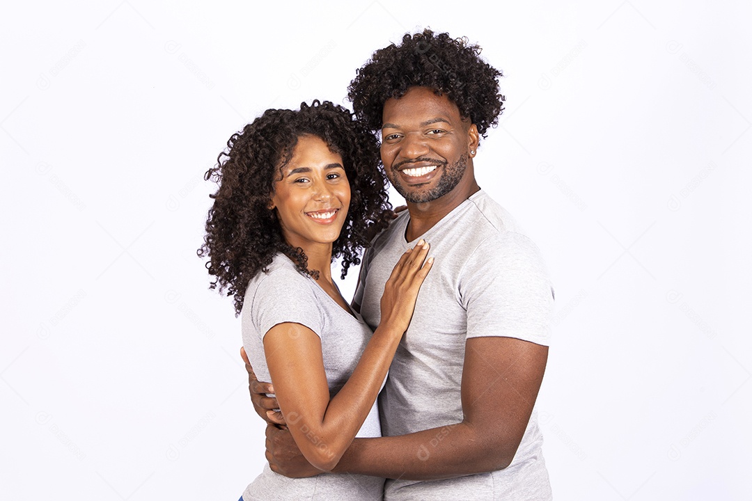 Lindo casal apaixonados sobre fundo isolado