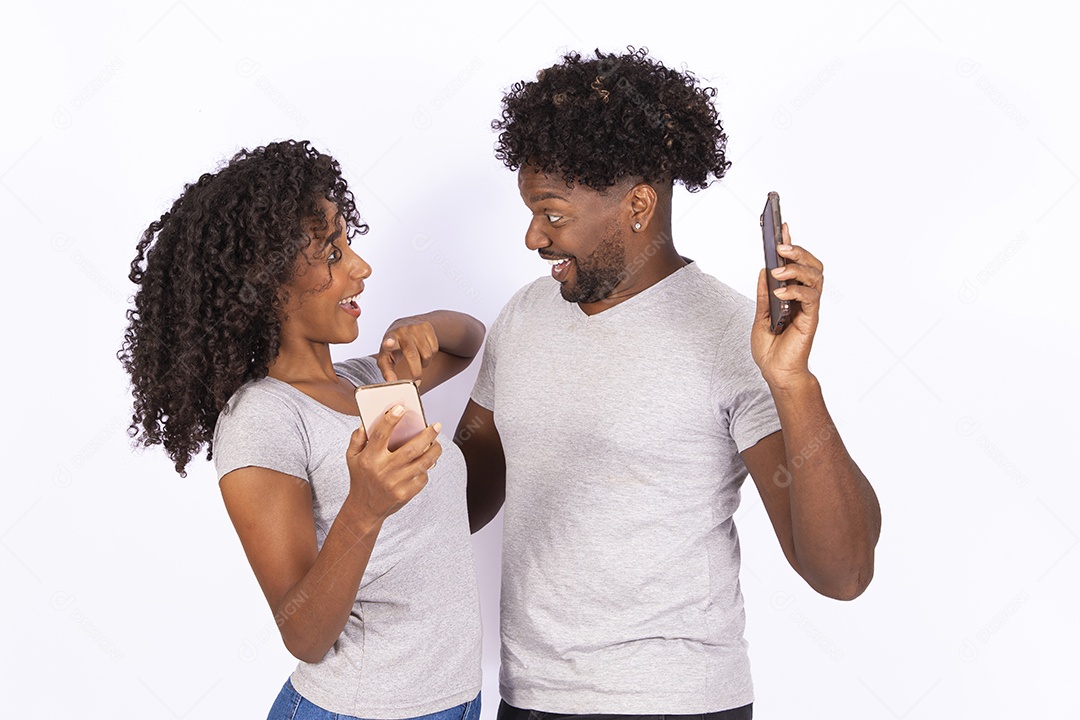 Lindo casal apaixonados sobre fundo isolado