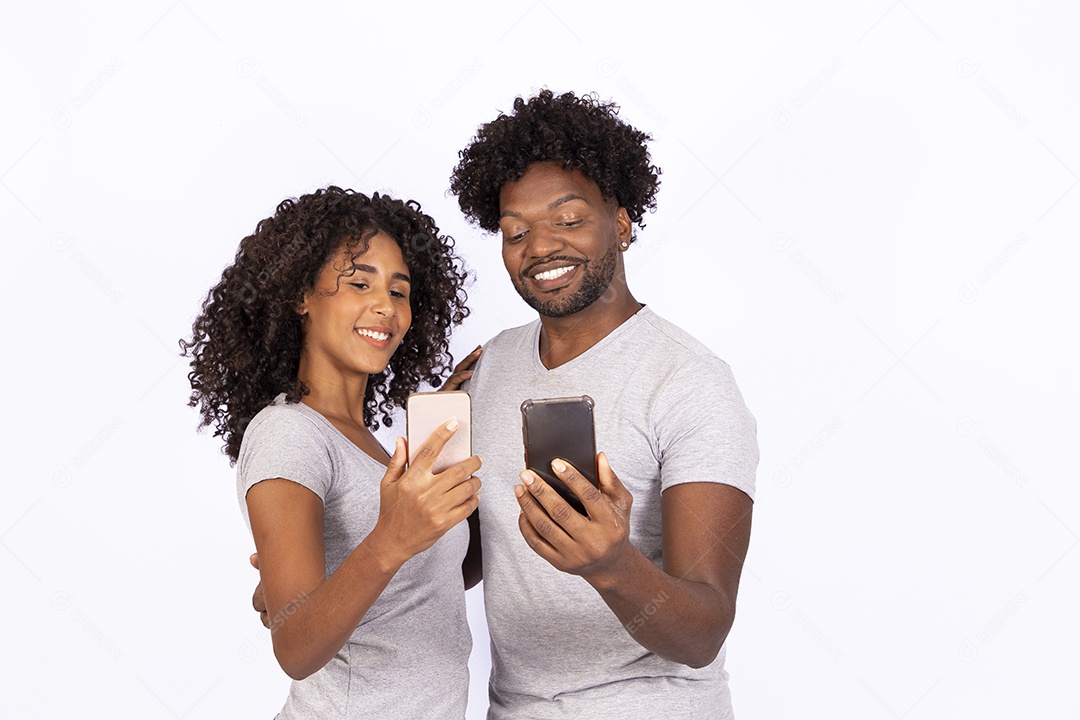 Lindo casal apaixonados sobre fundo isolado