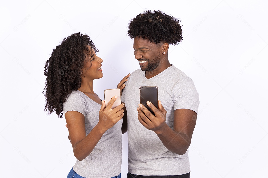 Lindo casal apaixonados sobre fundo isolado