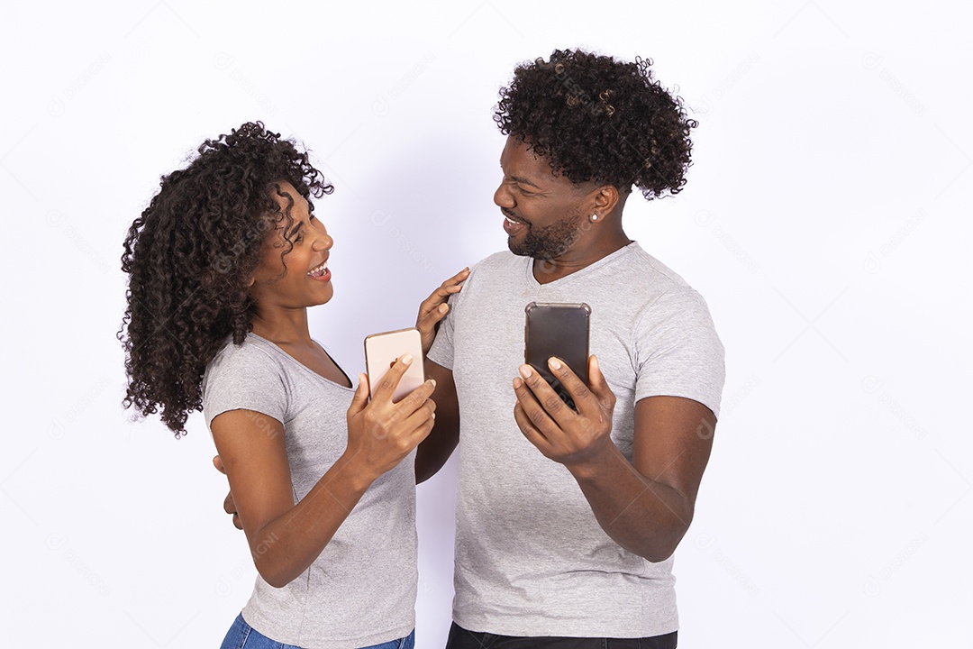 Lindo casal apaixonados sobre fundo isolado