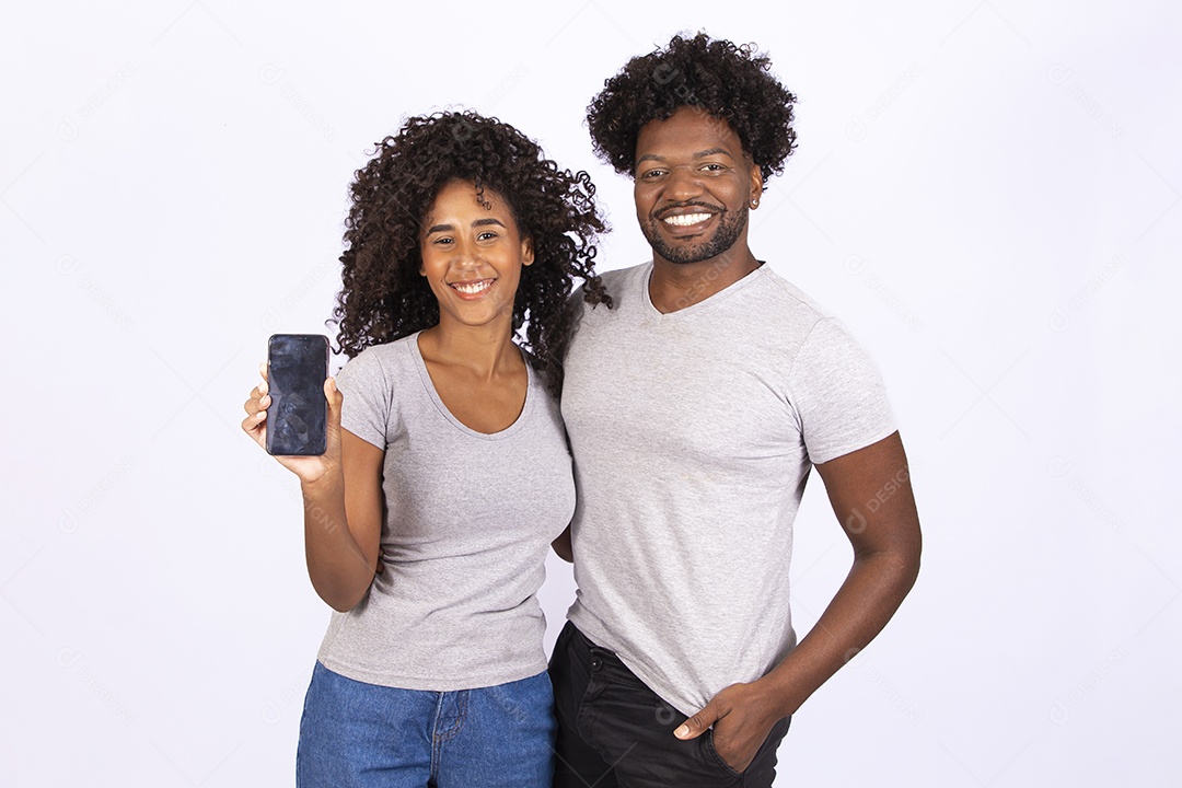 Lindo casal apaixonados sobre fundo isolado