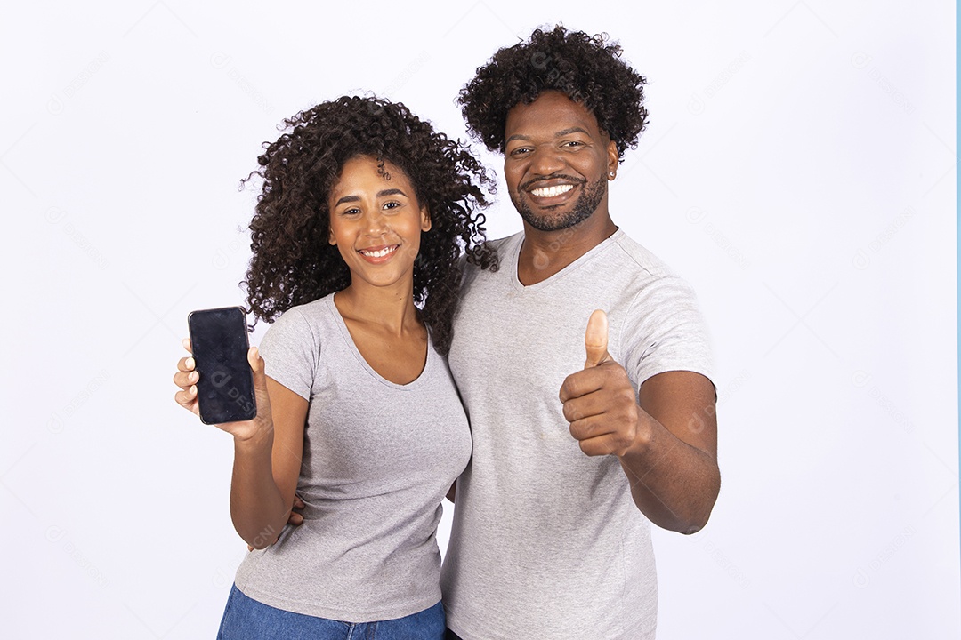 Lindo casal apaixonados sobre fundo isolado