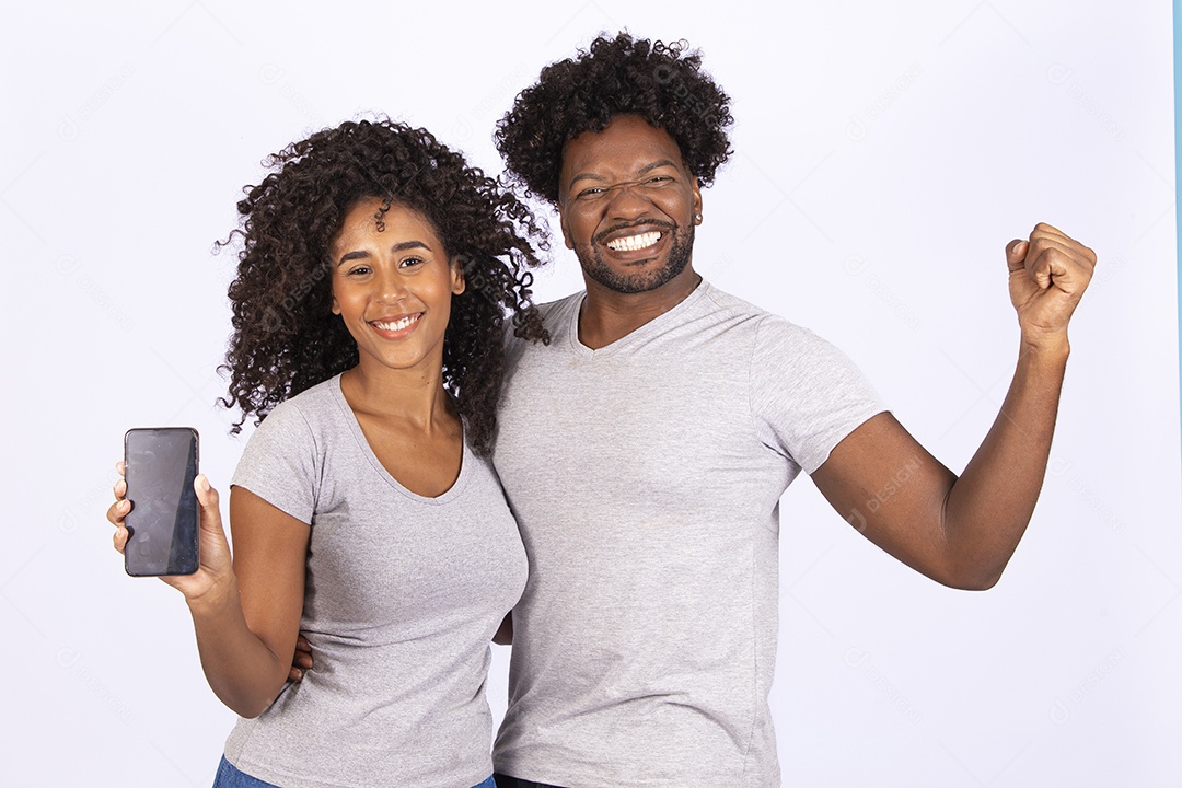 Lindo casal apaixonados sobre fundo isolado