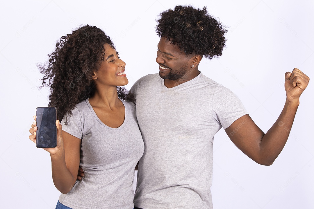 Lindo casal apaixonados sobre fundo isolado