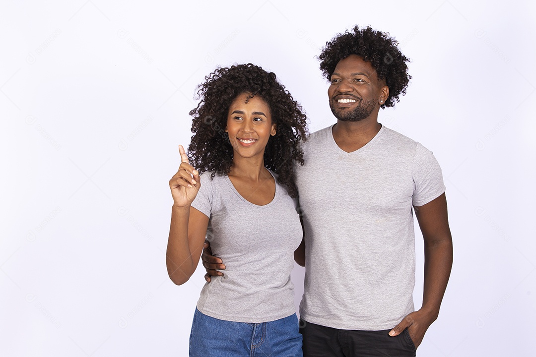 Lindo casal apaixonados sobre fundo isolado