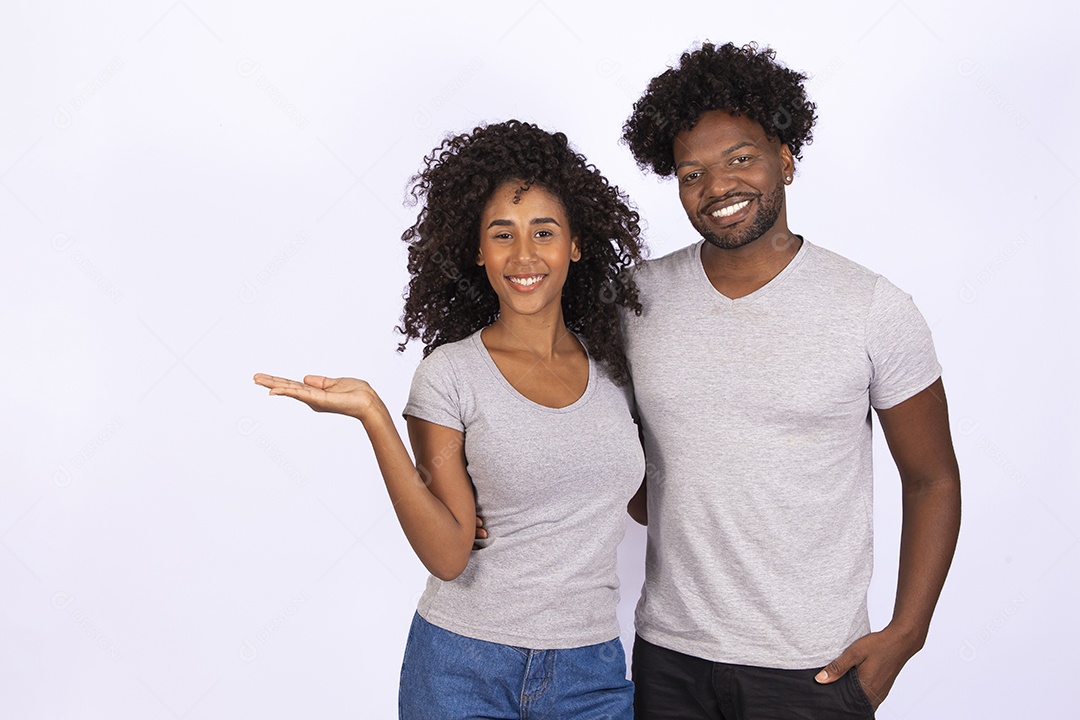 Lindo casal apaixonados sobre fundo isolado