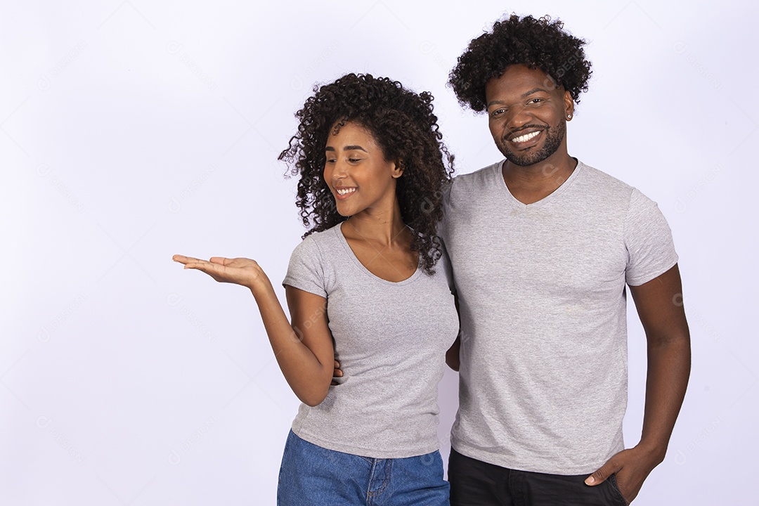 Lindo casal apaixonados sobre fundo isolado