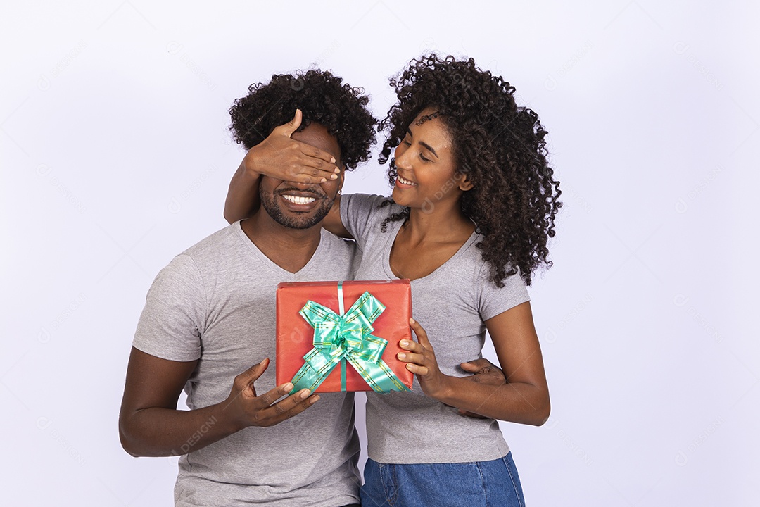 Lindo casal apaixonados se presenteando sobre fundo isolado