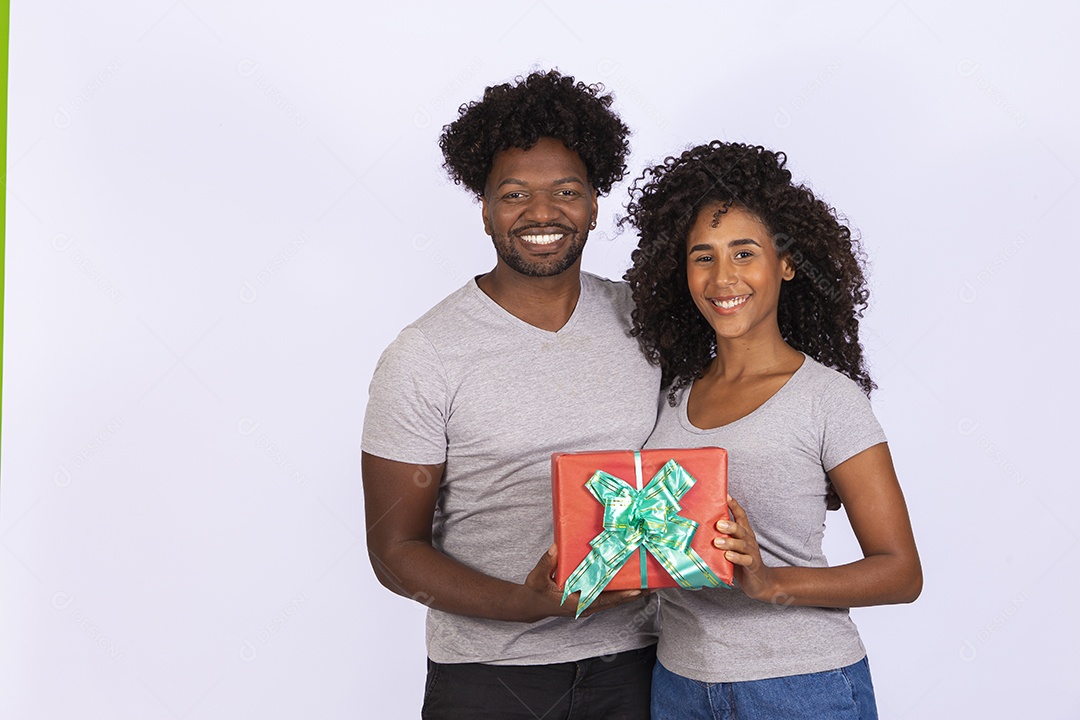 Lindo casal apaixonados se presenteando sobre fundo isolado