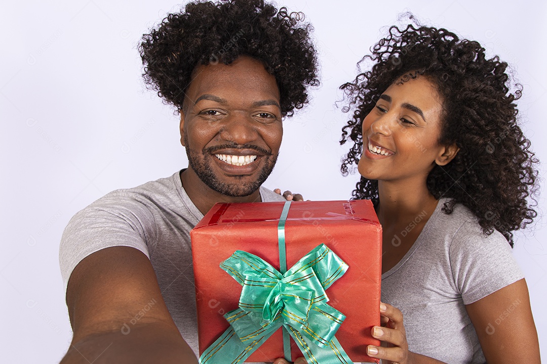 Lindo casal apaixonados se presenteando sobre fundo isolado