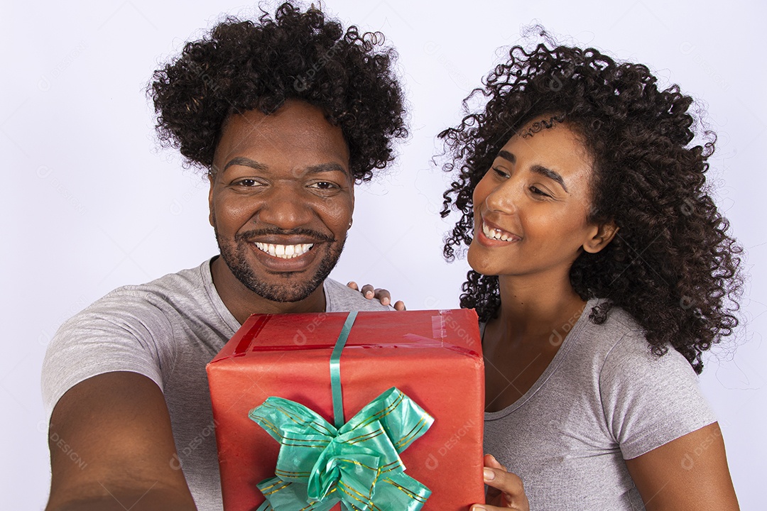 Lindo casal apaixonados sobre fundo isolado