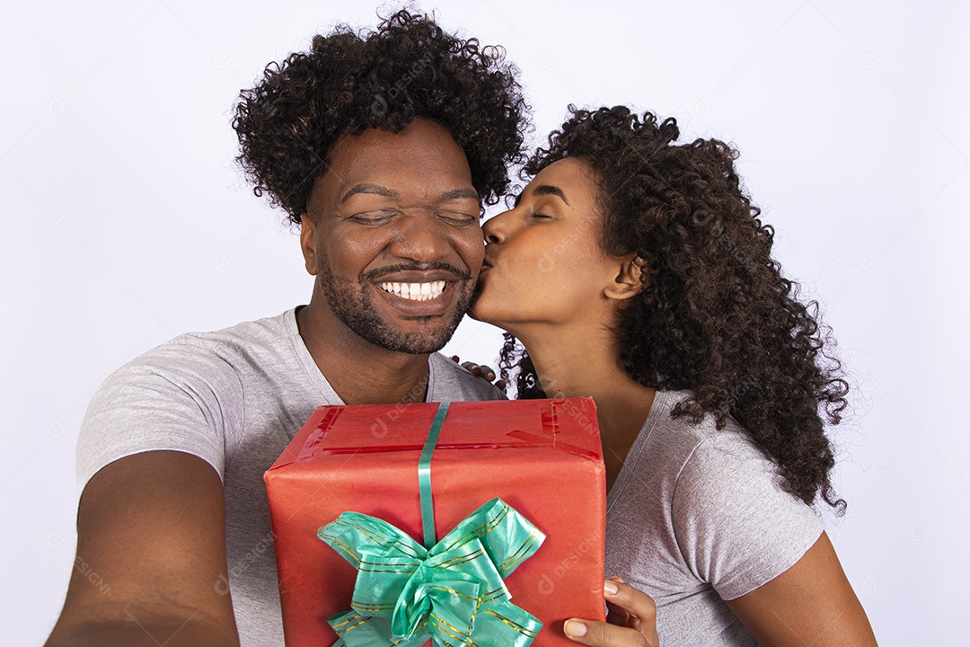 Lindo casal apaixonados sobre fundo isolado