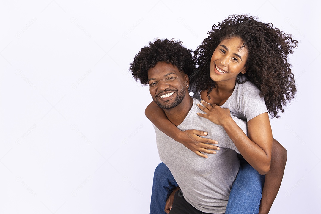 Lindo casal apaixonados sobre fundo isolado