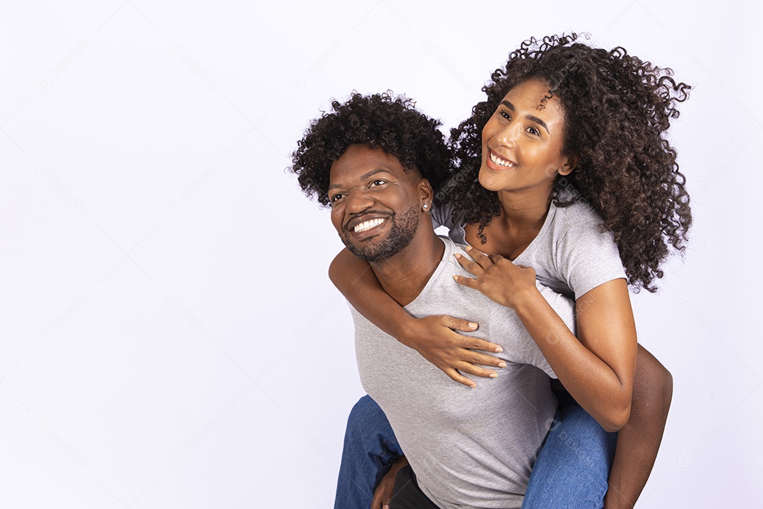 Lindo casal apaixonados sobre fundo isolado