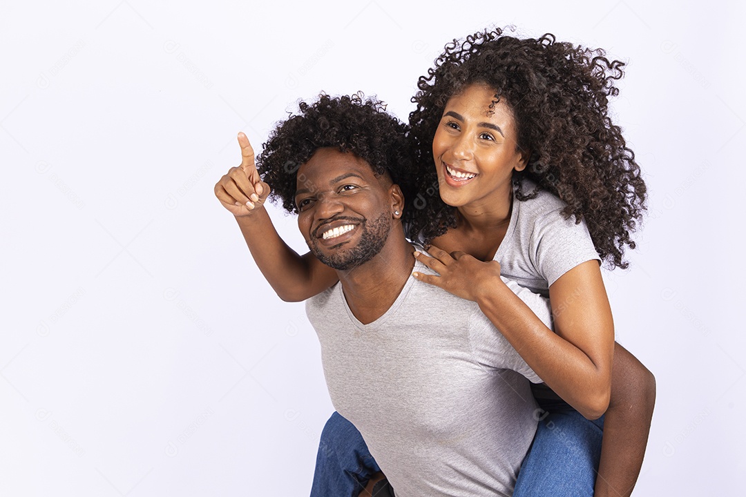 Lindo casal apaixonados sobre fundo isolado