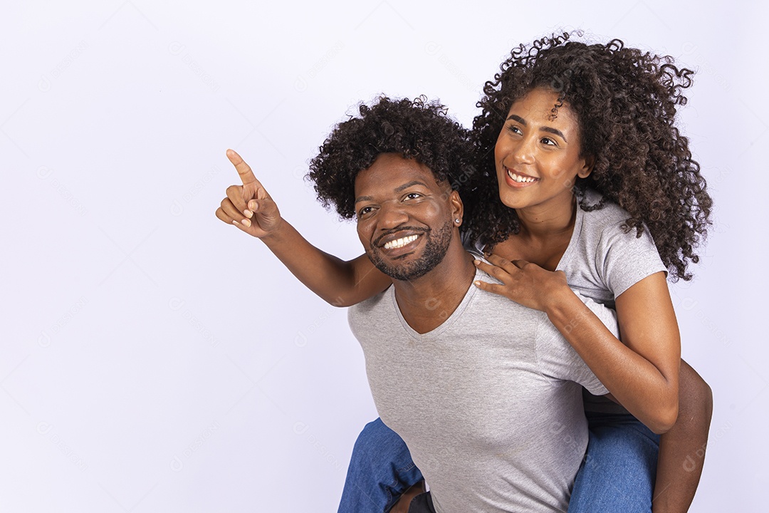 Lindo casal apaixonados sobre fundo isolado