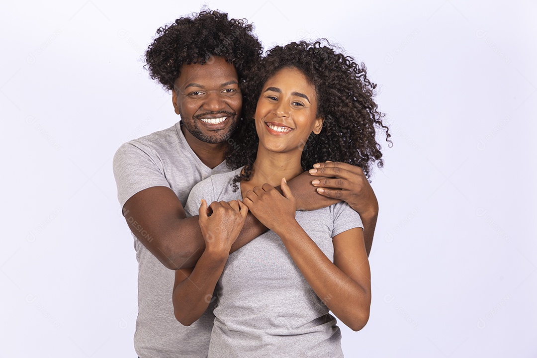 Lindo casal apaixonados sobre fundo isolado