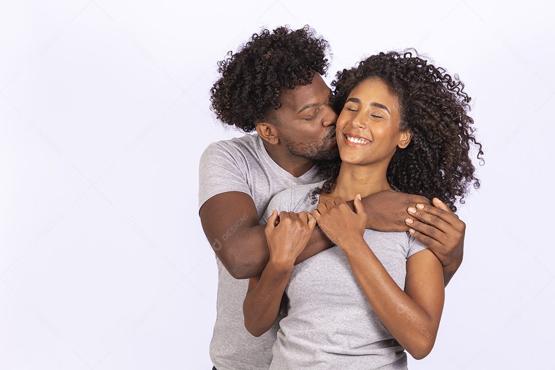Lindo casal apaixonados sobre fundo isolado