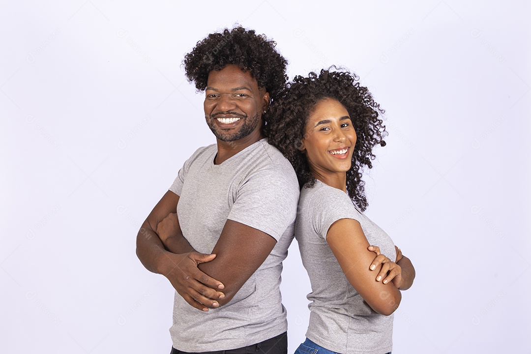 Lindo casal apaixonados sobre fundo isolado