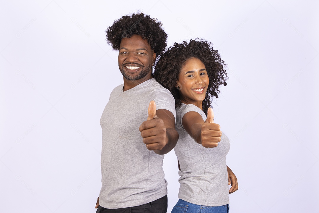 Lindo casal apaixonados sobre fundo isolado