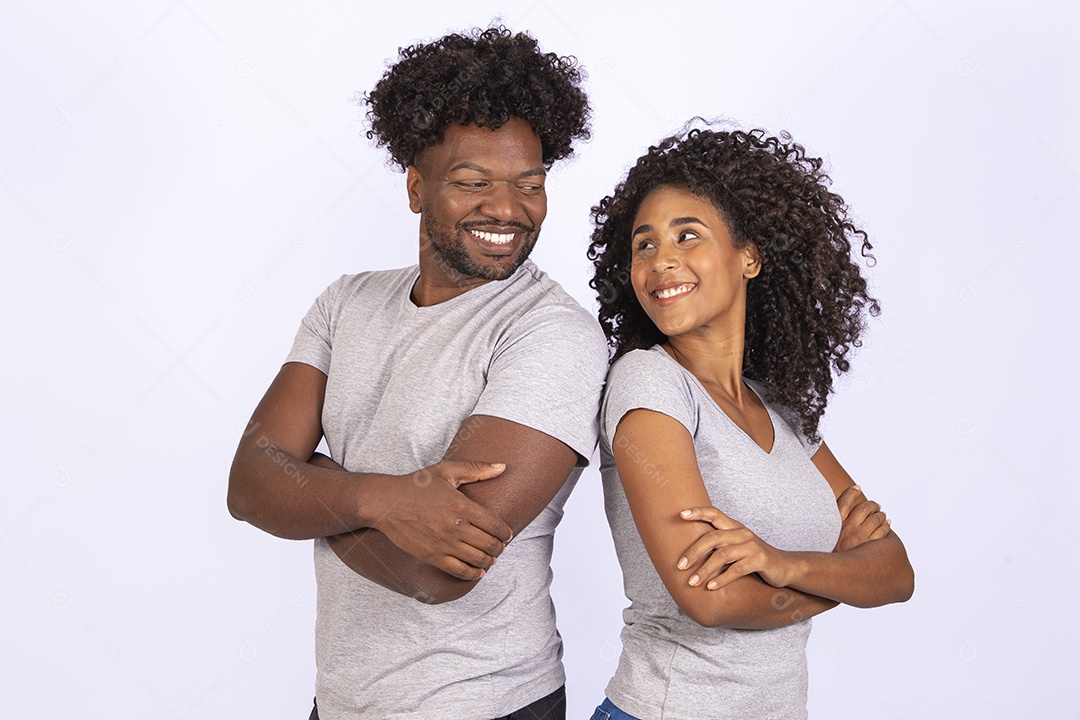 Lindo casal apaixonados sobre fundo isolado