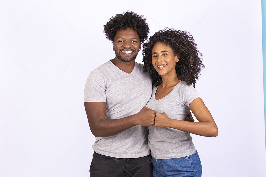 Lindo casal apaixonados sobre fundo isolado