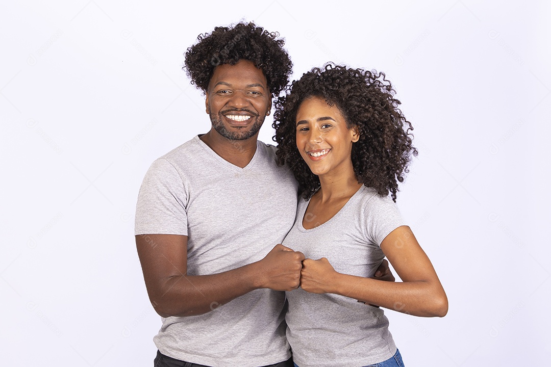 Mãe feliz ao lado de seu filho sobre fundo isolado branco