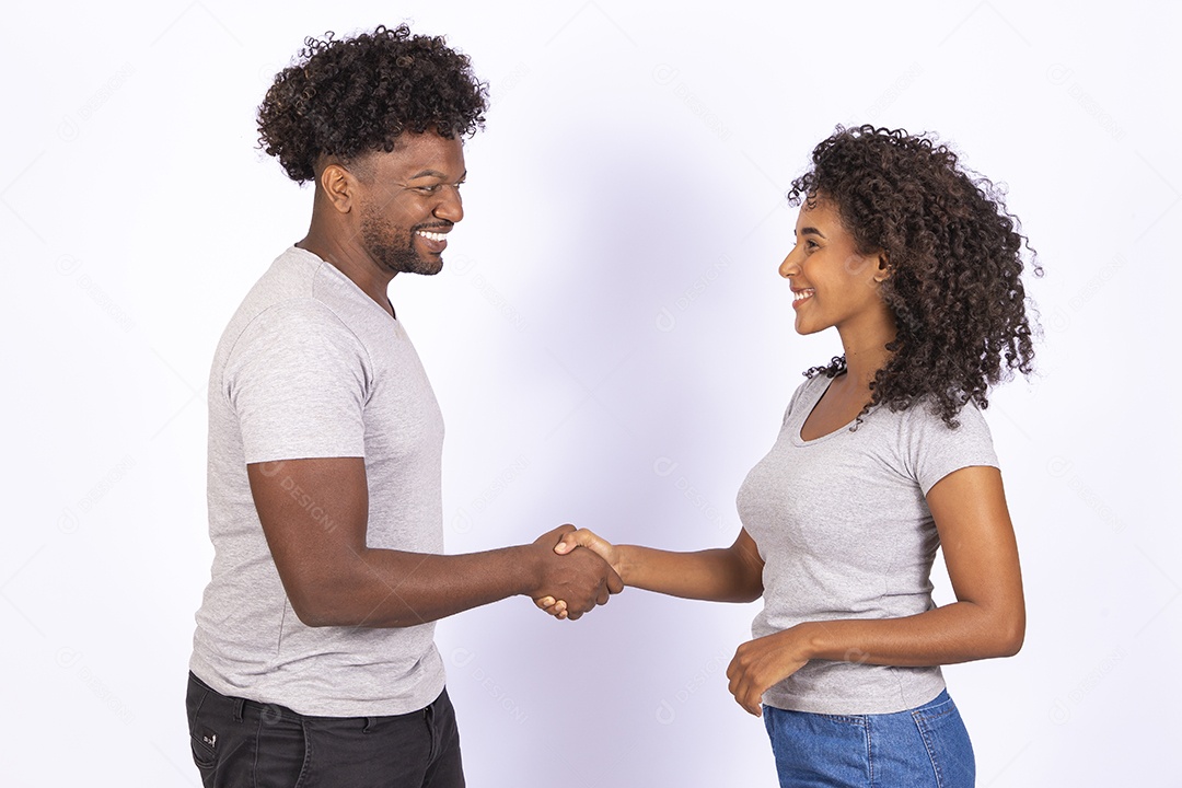 Homem e mulher apertam as mãos fechando acordos sobre fundo isolado