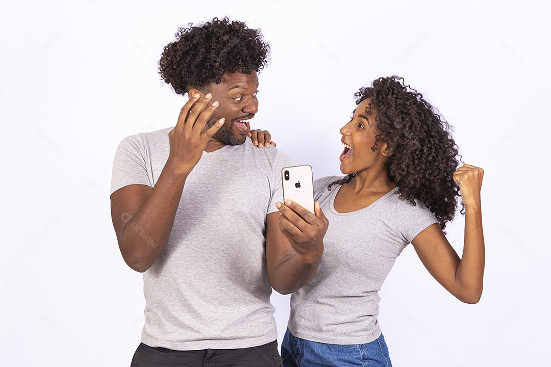 Lindo casal apaixonados sobre fundo isolado