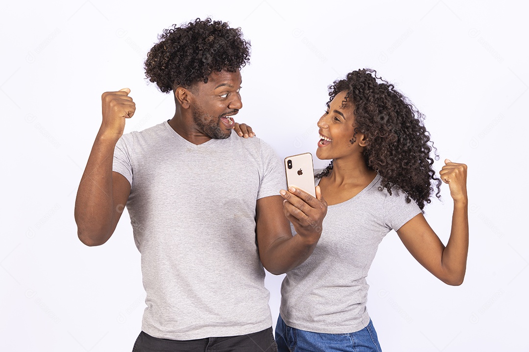 Lindo casal apaixonados sobre fundo isolado