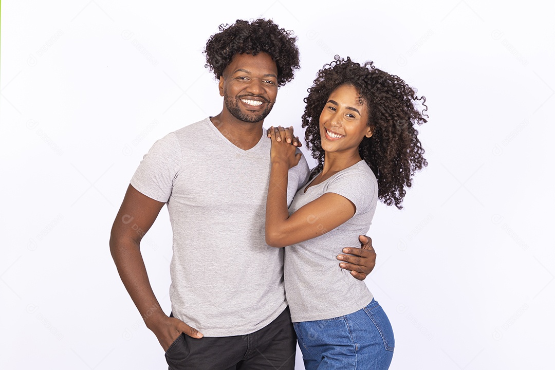 Lindo casal apaixonados sobre fundo isolado