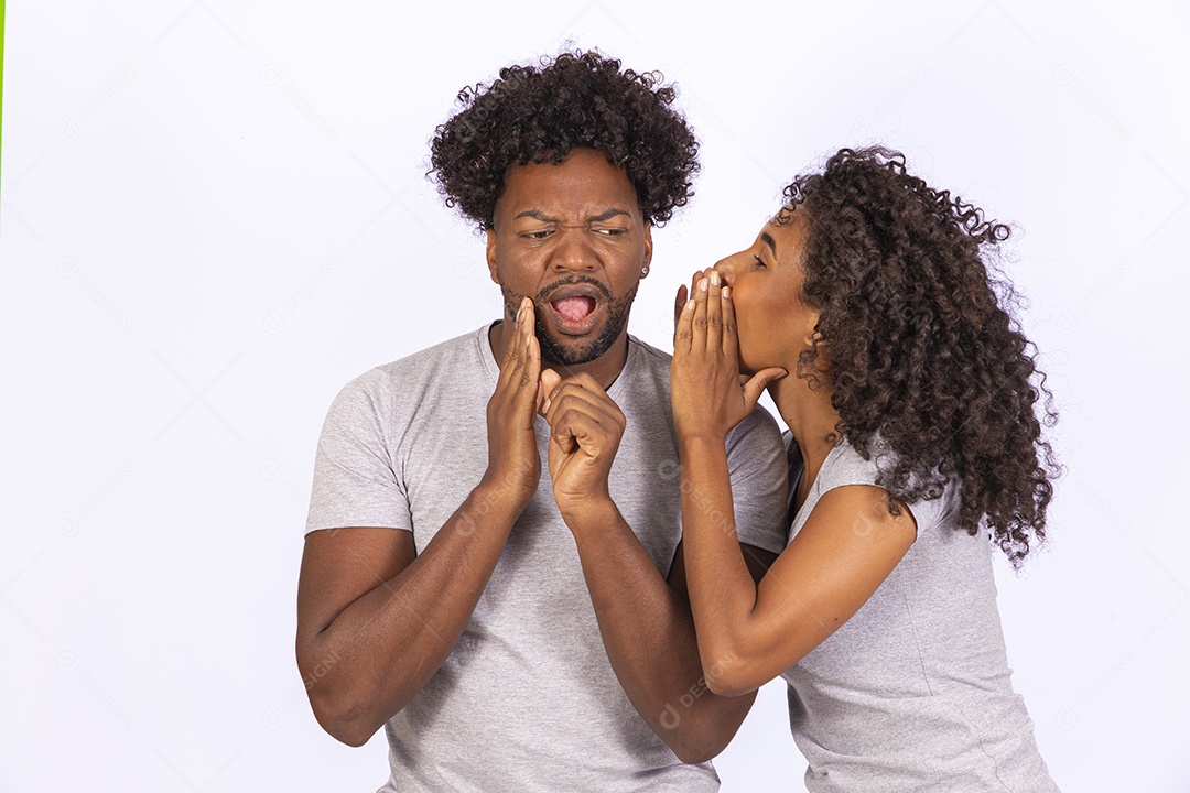 Lindo casal apaixonados sobre fundo isolado