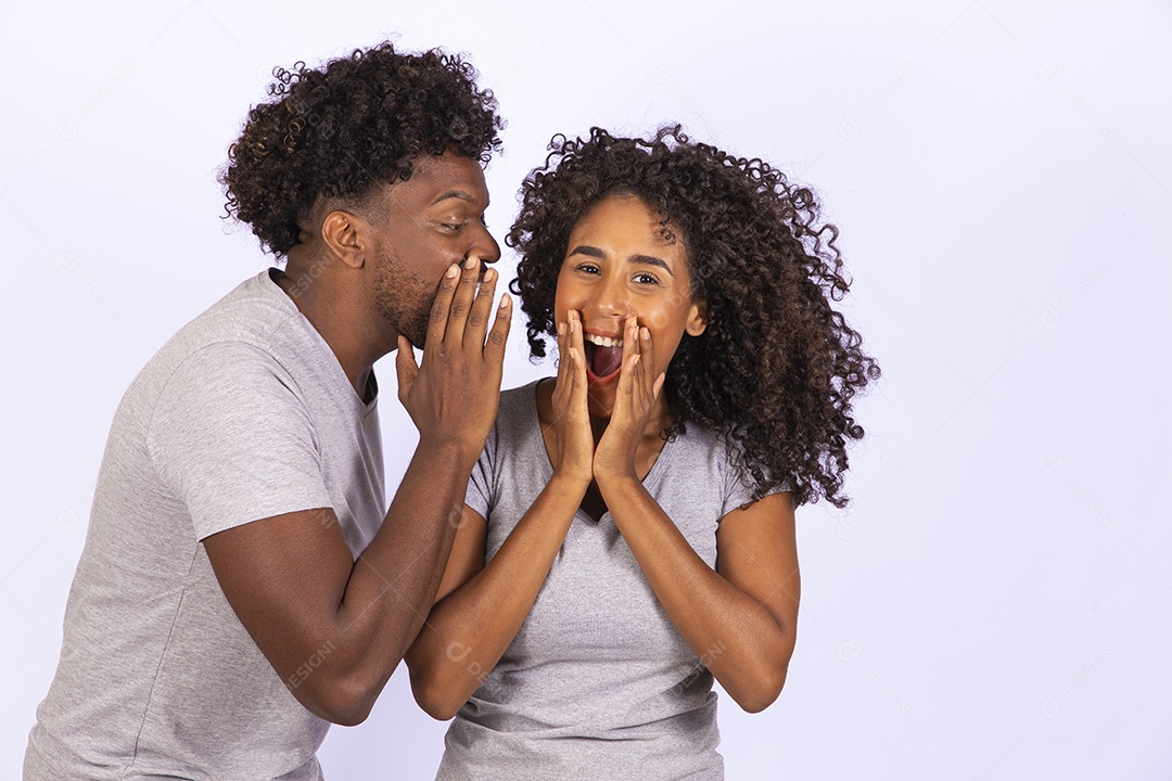 Lindo casal apaixonados sobre fundo isolado