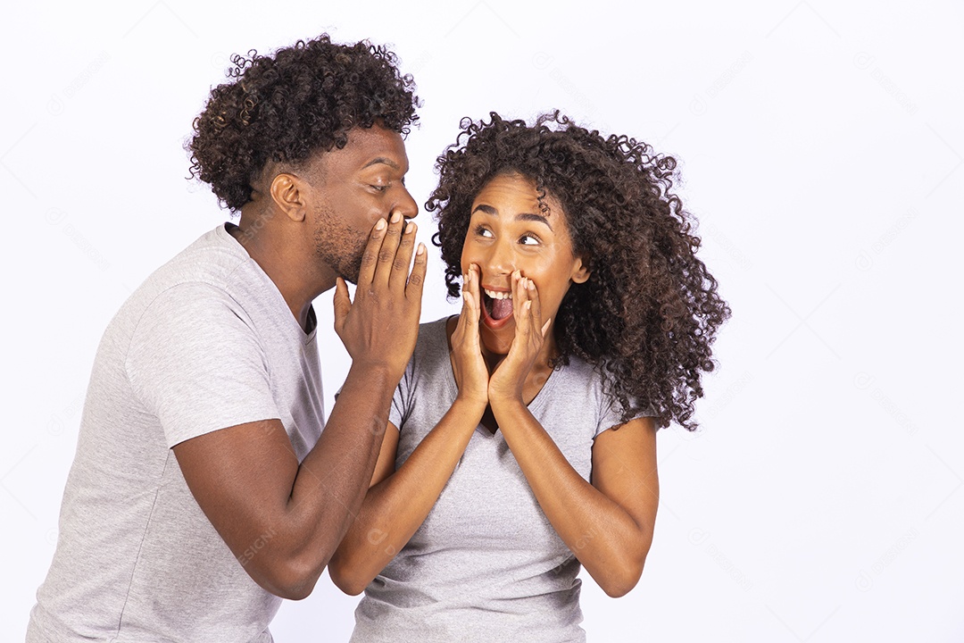 Lindo casal apaixonados sobre fundo isolado