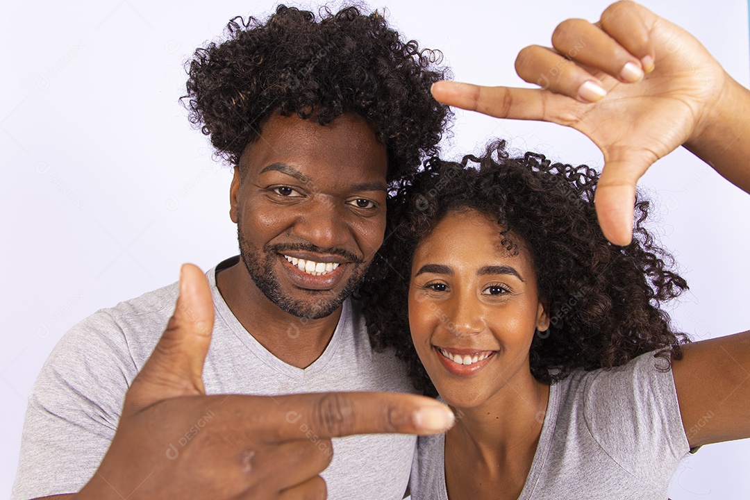 Lindo casal apaixonados sobre fundo isolado