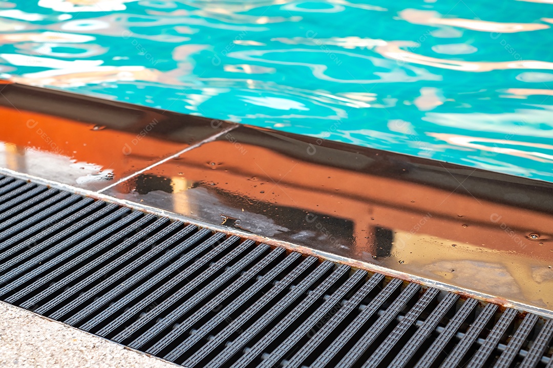 A calha preta é instalada ao lado da piscina, sistema de drenagem, calha de transbordamento, piscina privada