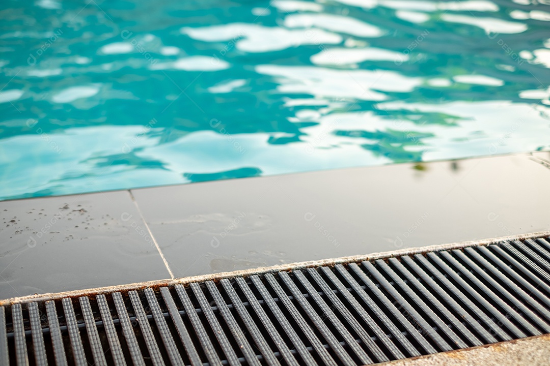 A calha preta é instalada ao lado da piscina, sistema de drenagem, calha de transbordamento, piscina privada