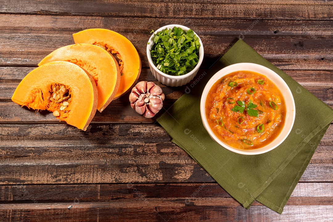 Creme de abóbora caseiro, acompanhado de especiarias. caldo de abóbora.