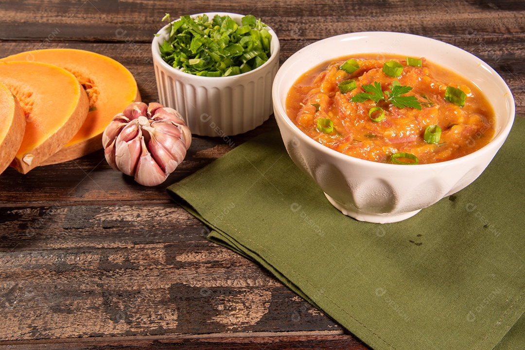 Creme de abóbora caseiro, acompanhado de especiarias. caldo de abóbora.