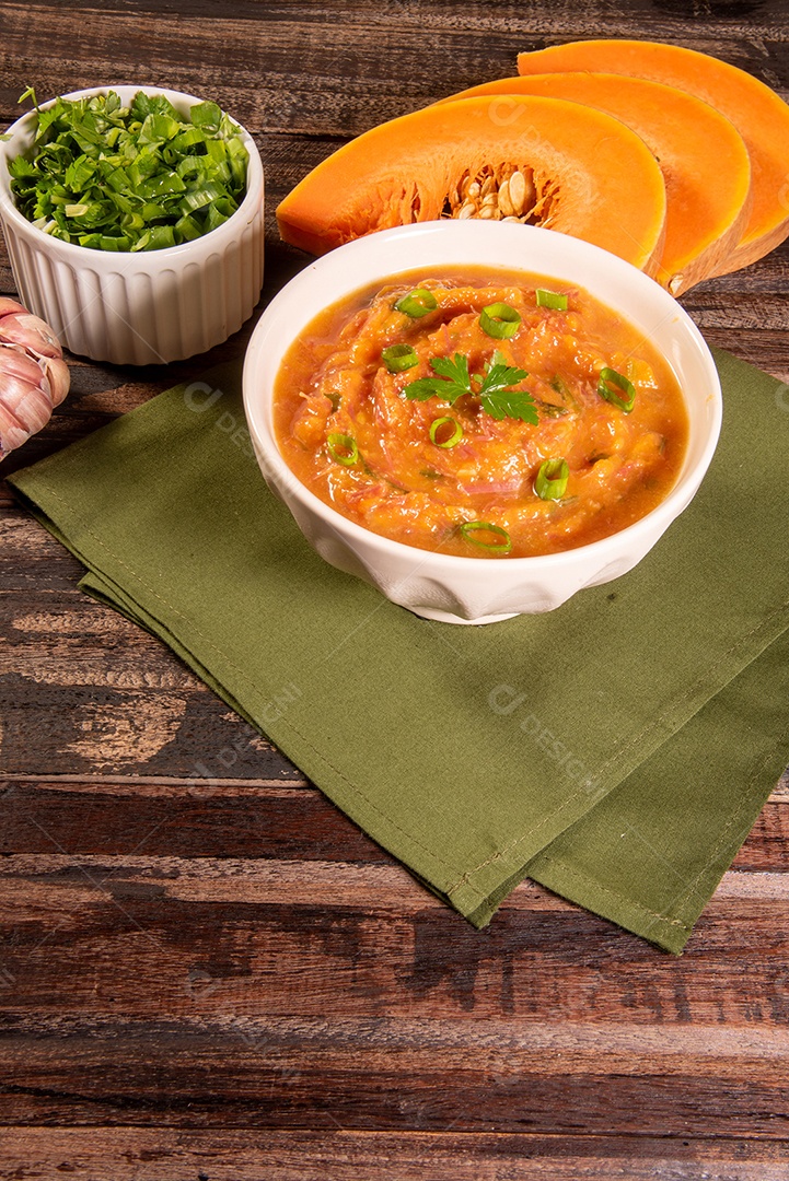 Creme de abóbora caseiro, acompanhado de especiarias. caldo de abóbora.