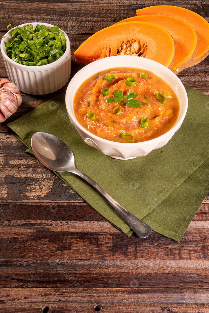 Creme de abóbora caseiro, acompanhado de especiarias. caldo de abóbora.