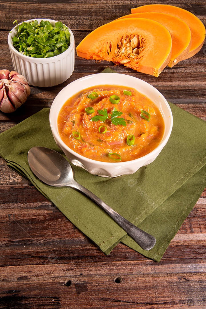 Creme de abóbora caseiro, acompanhado de especiarias. caldo de abóbora.
