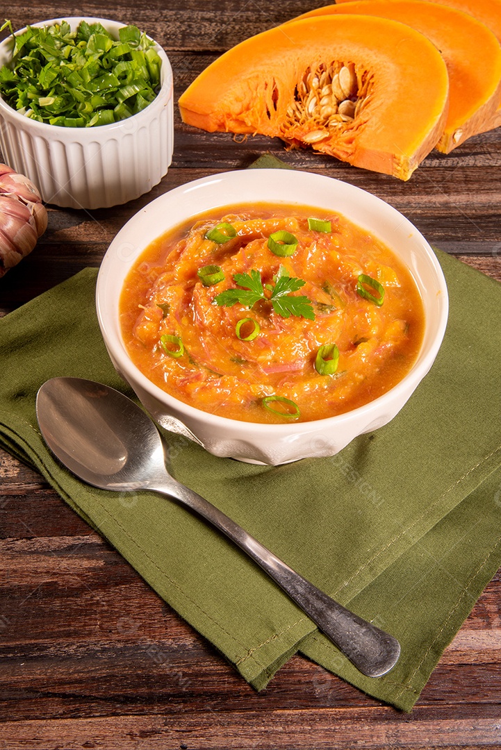 Creme de abóbora caseiro, acompanhado de especiarias. caldo de abóbora.