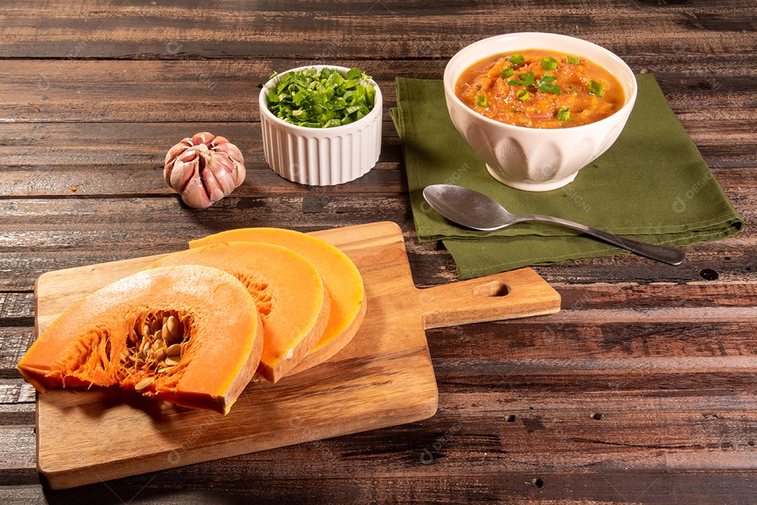 Creme de abóbora caseiro, acompanhado de especiarias. caldo de abóbora.