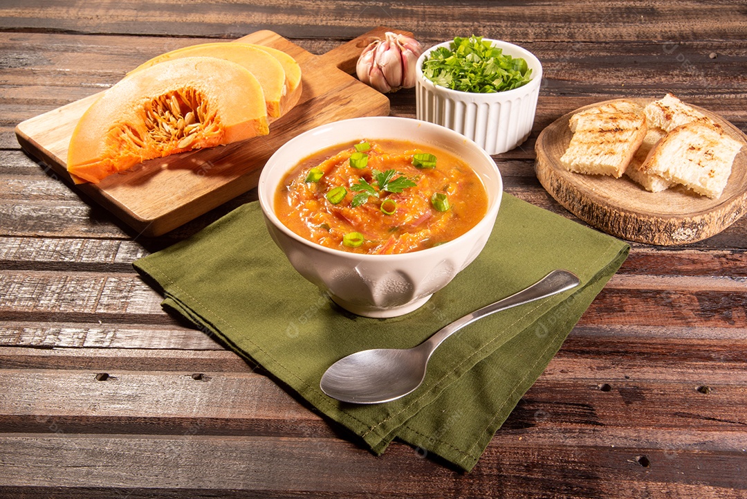 Creme de abóbora caseiro, acompanhado de especiarias. caldo de abóbora.