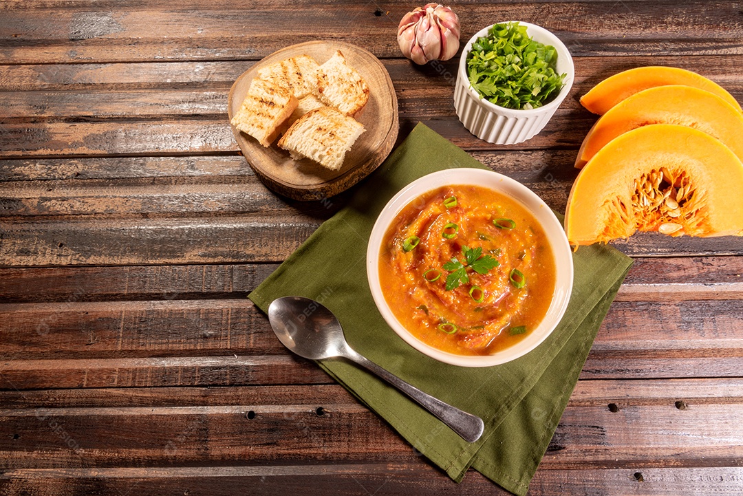 Creme de abóbora caseiro, acompanhado de especiarias. caldo de abóbora.