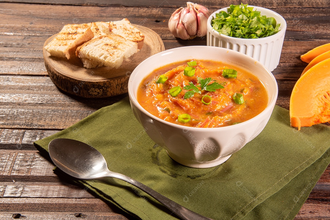 Creme de abóbora caseiro, acompanhado de especiarias. caldo de abóbora.