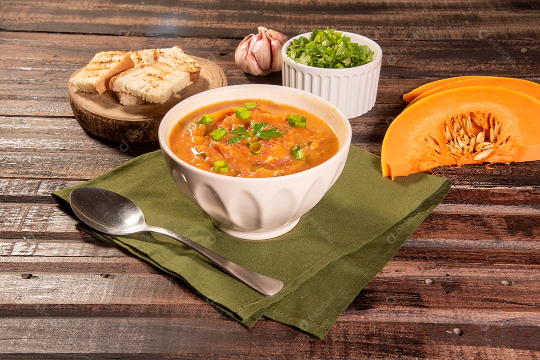 Creme de abóbora caseiro, acompanhado de especiarias. caldo de abóbora.