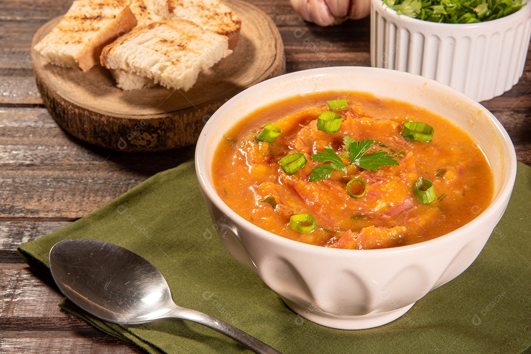 Creme de abóbora caseiro, acompanhado de especiarias. caldo de abóbora.